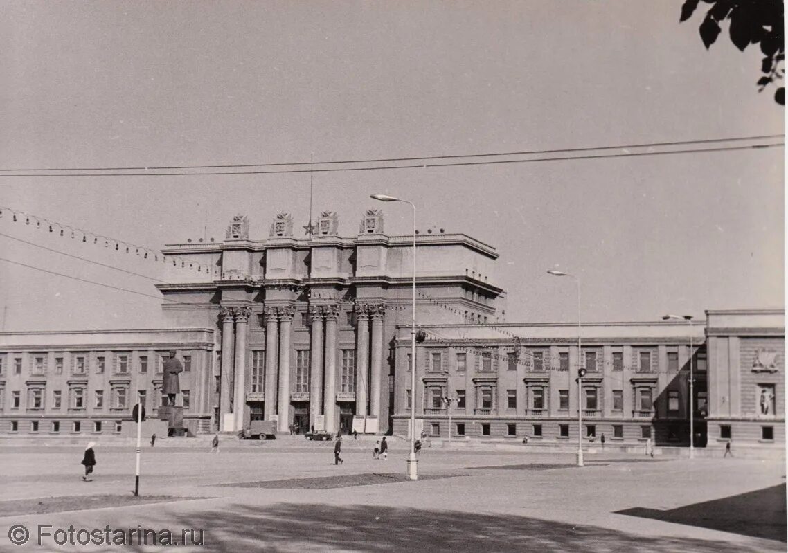 Куйбышев время. Самарский край в годы великой отечественной войны (1941-1945). Куйбышев время. Самара куйбышев 1941. Парад на площади куйбышева в самаре 7 ноября 1941.