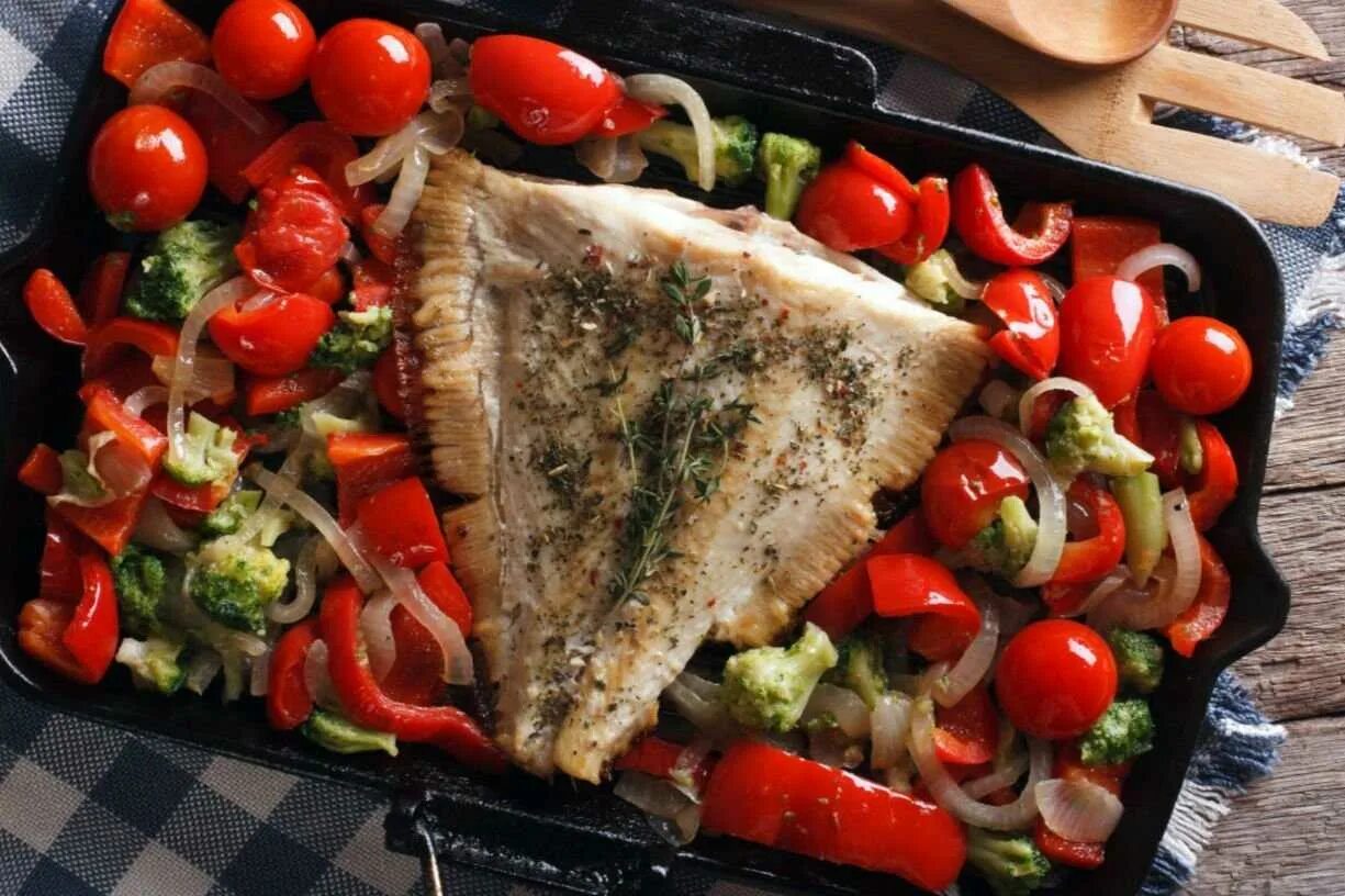 Как приготовить камбалу вкусно в духовке. Камбала с овощами в духовке. камбала запеченная с помидорами. камбала с цукини. камбала запеченная с овощами.