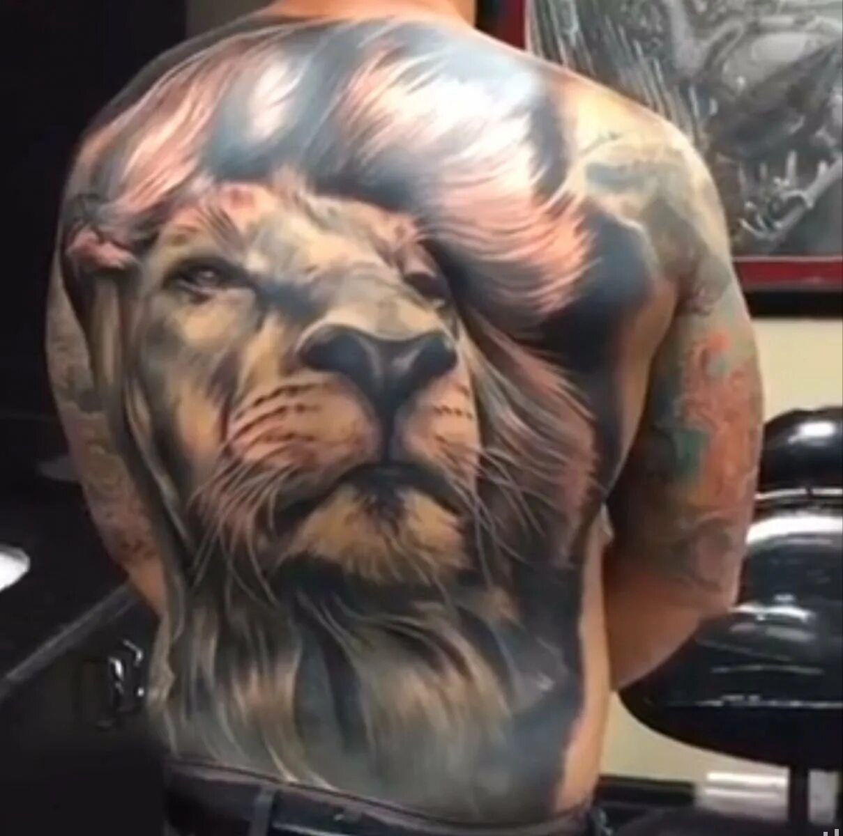Тату льва на лопатке для мужчин. Тату лев для девушек. Тату льва на спине. Тату лев. Тату льва на спине.