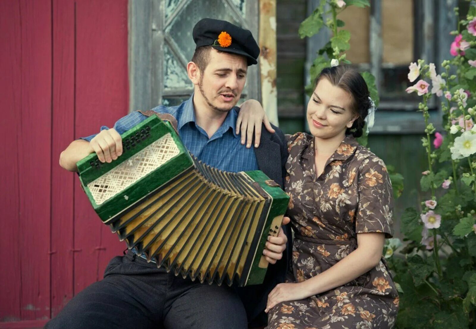 Песни поют под гармонь. Гармонист в деревне. Парень с гармошкой.