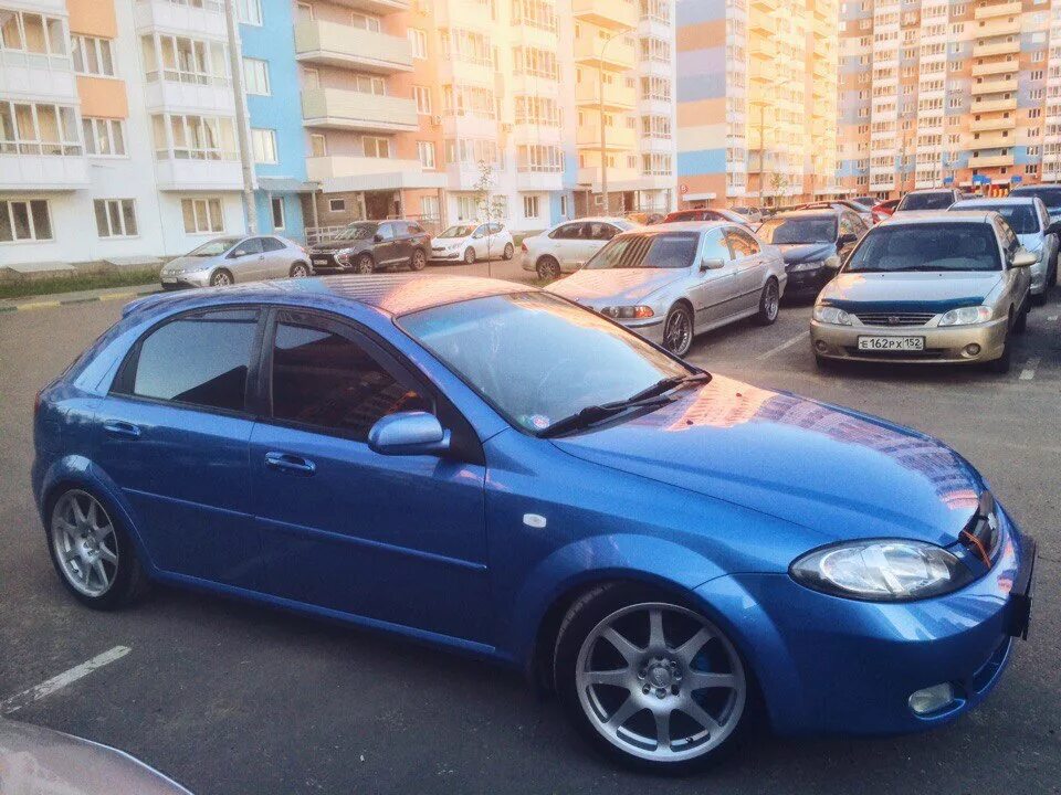 Лачетти хэтчбек колеса. Chevrolet Lacetti r17. Лачетти хэтчбек r16. Chevrolet Lacetti хэтчбек на 17 дисках. Шевроле Лачетти хэтчбек r17.