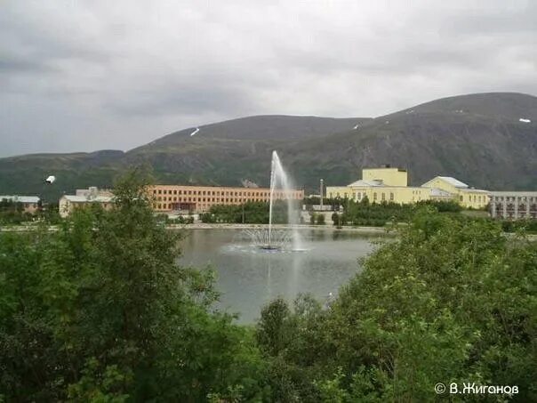 Город кировск огэ. Озеро верхнее Кировск Мурманская область. Кировск Мурманская область фонтан. Озеро верхнее город Кировск Мурманская область. Центральная площадь Кировска Мурманской области.