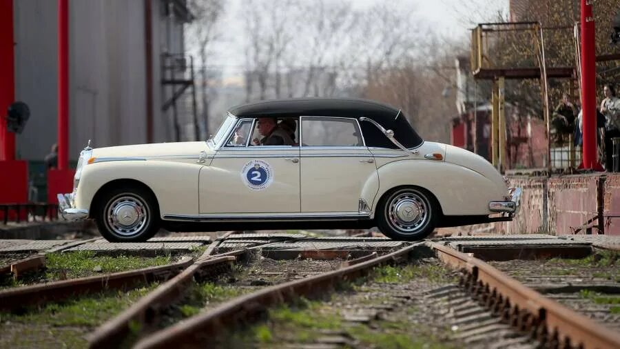 Авто старше 30 лет. Bmw 3 series e30 coupe. Bmw 326 cabriolet. Газ 24 оригинал. Газ-21 волга.