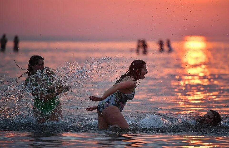 Купаться в море. Морские купания. Девушка купается в море. Люди купаются в море. Купания страна