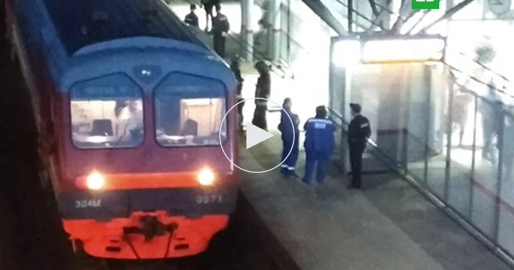 Упал между платформой и поездом. Зажало ногу в электричке. Застряла нога в двери поезда. Зажало девушке в электричке. Женщина которой зажало ногу в электричке.