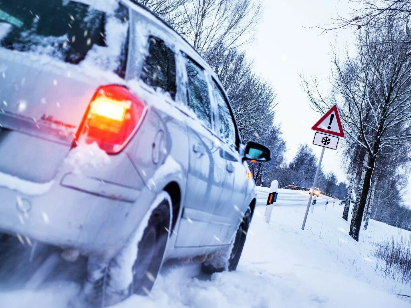 Автотовары для зимы. Машина в зимний период. Машина зима. Машина в зимний период. Машина зимой клипарт.