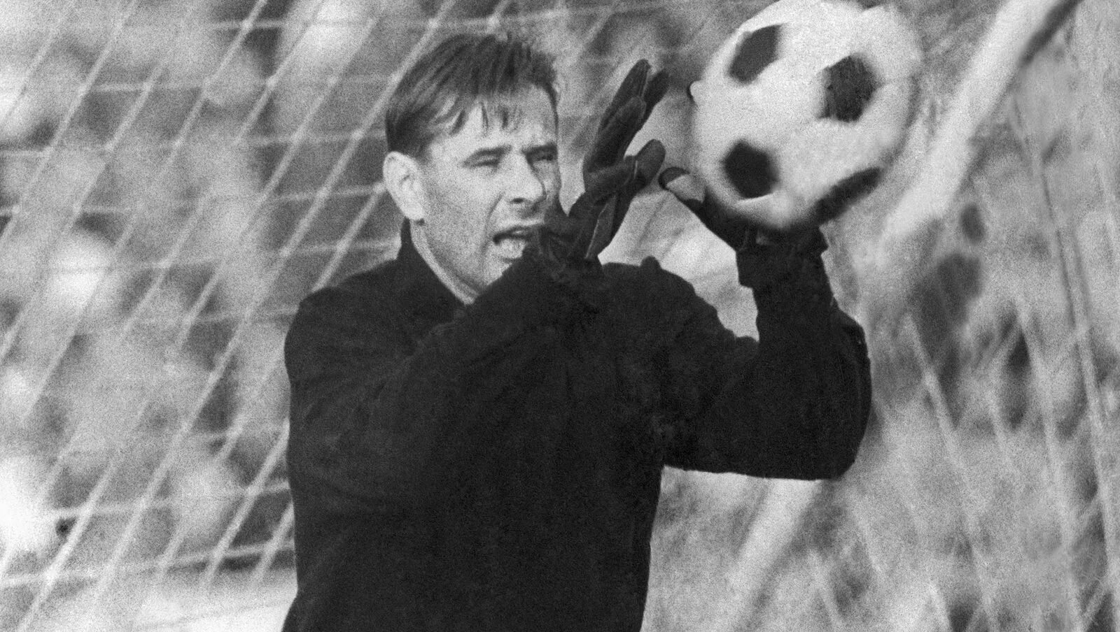 Самый лучший вратарь 20 века. Лев яшин. яшин вратарь. лев яшин футболист. лев яшин картинки.