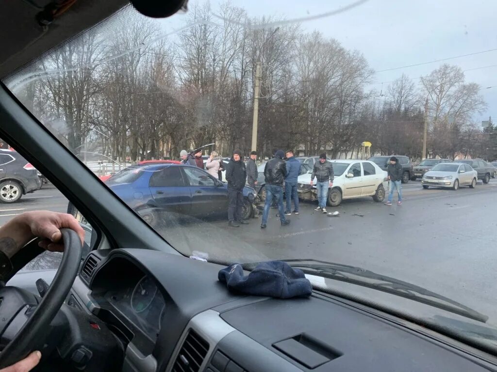 Авария на Пролетарке Тверь. Три авто столкнулись в Семенове. Тверь ДТП на Пролетарке Приора. Авария на проспекте Калинина в Твери сегодня. Подслушано у водителей твери сегодня