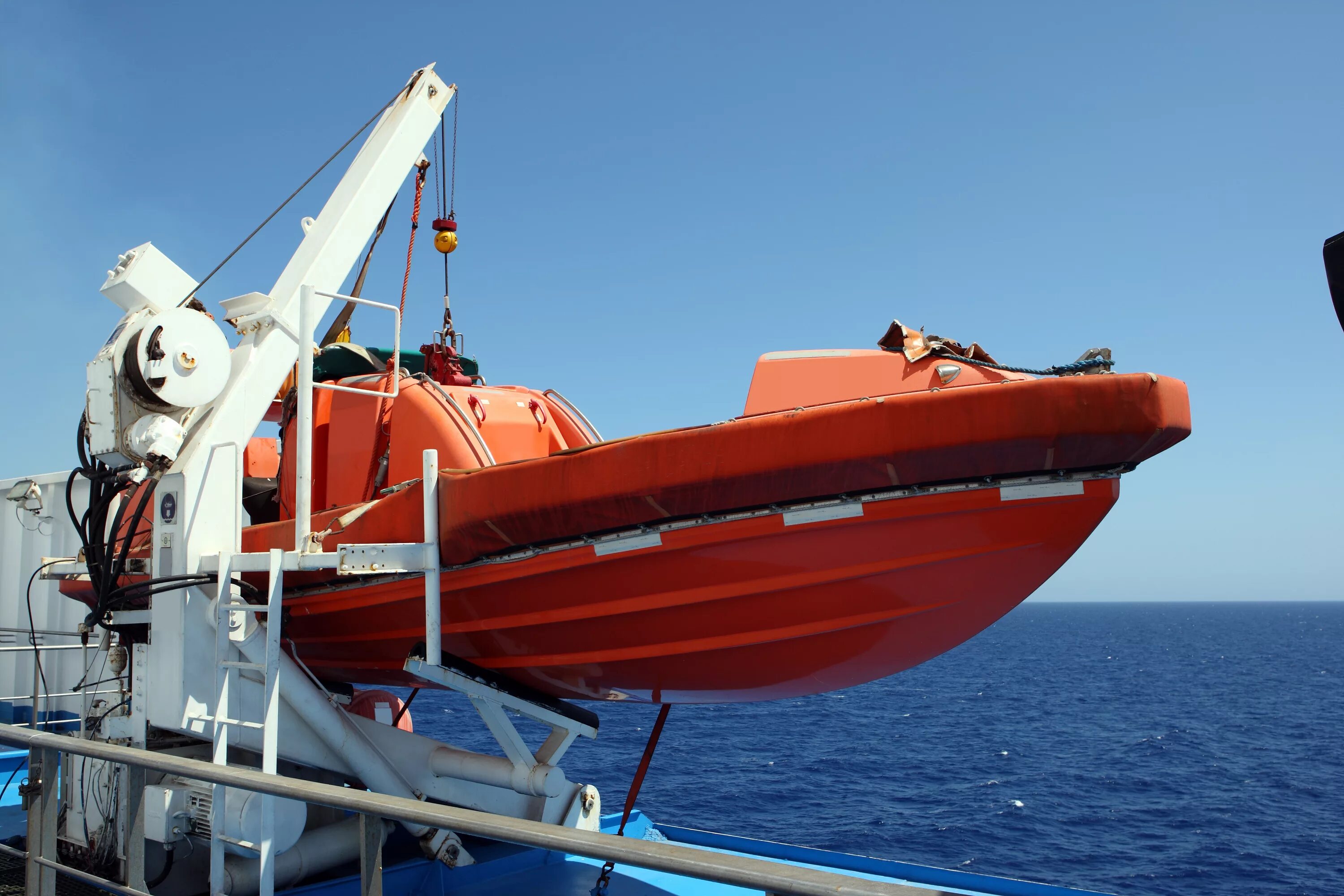 Шлюпка на судне. Palfinger Шлюпочная лебедка. Спасательные шлюпки Palfinger Marine. Solas 5m Lifeboat СПУ. Морской судовой кран m1500.