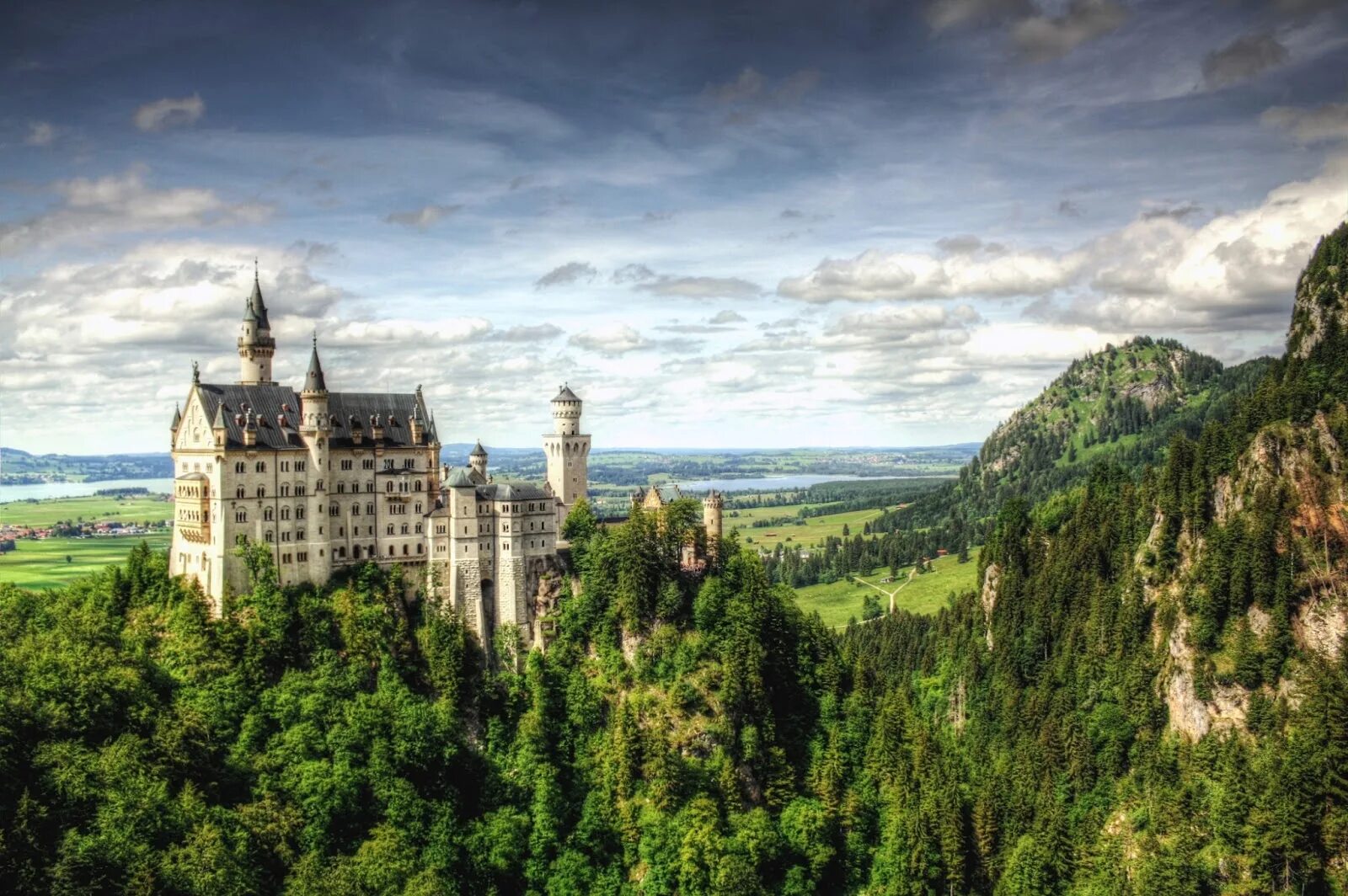 Замок нойшванштайн бавария германия. Мюнхен замок. Нойшванштайн бавария. Замок в мюнхене. Замок нойшванштайн (баварские альпы).