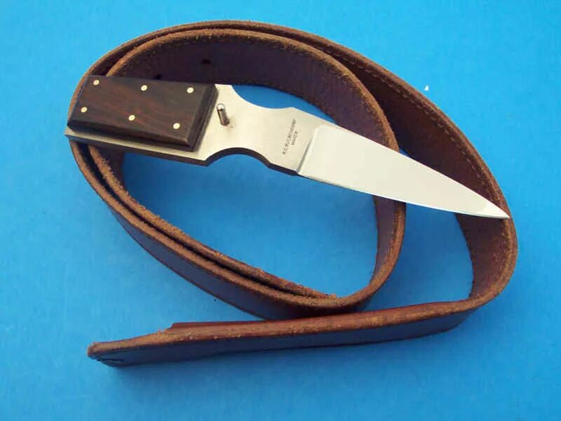 Нож ремень купить. Belt Knife ремень. Пряжка нож Belt Knife. Ремень с ножом. Ремень с ножом-пряжкой.