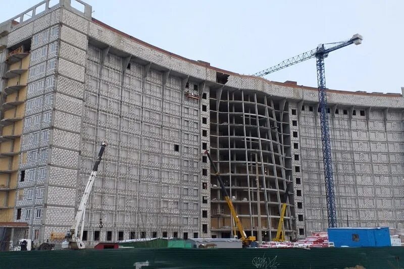 Окружная больница нижневартовск стройка. Стройка многоэтажного дома зима. Что строиться в нижневартовске. Окружная больница нижневартовск. Строящаяся больница в нижневартовске.