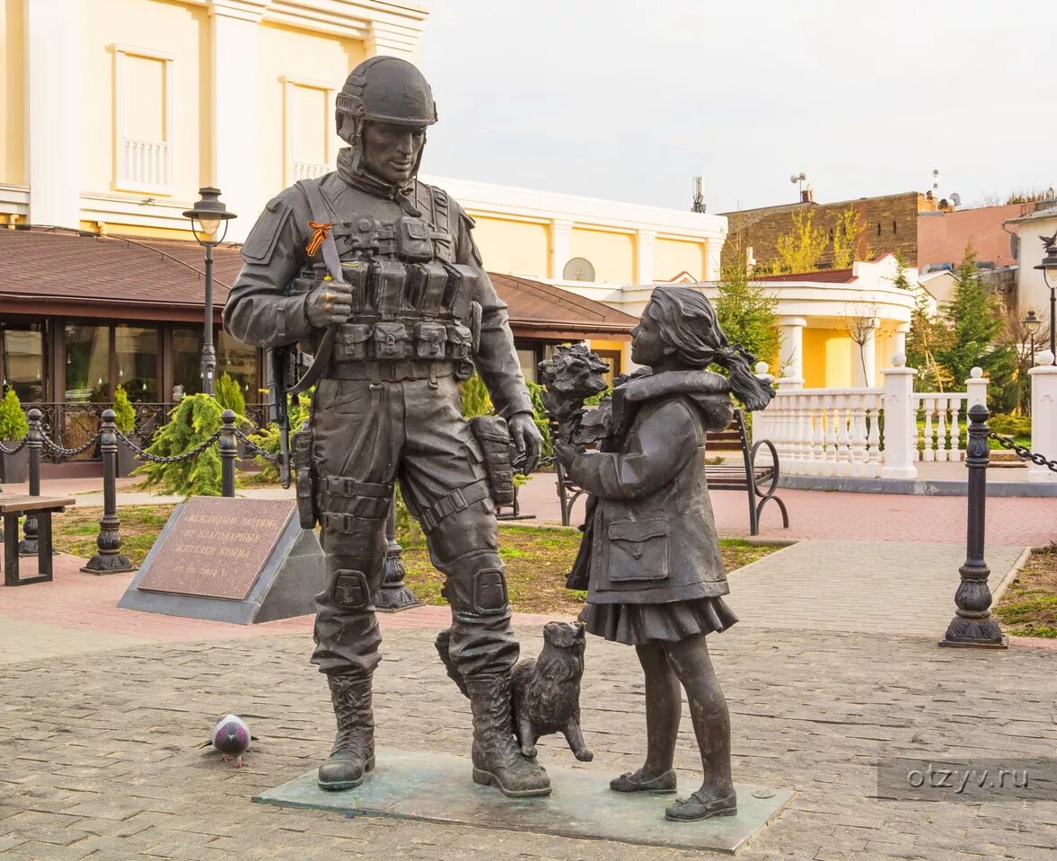 Памятник вежливым людям Симферополь. Памятник солдату в Симферополе. Памятник зеленым человечкам в Симферополе. Вежливые люди Симферополь.