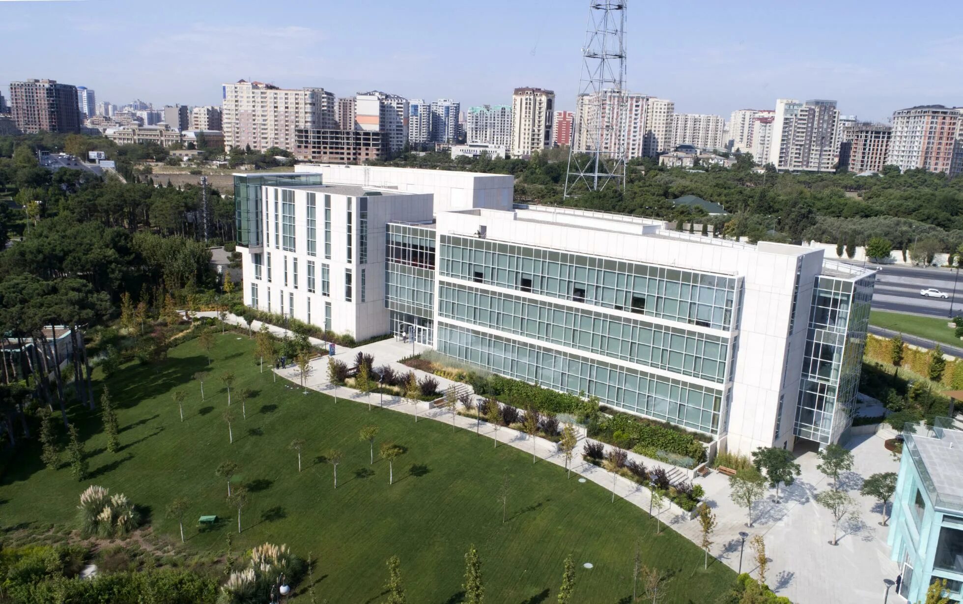 Ada university. Университет при президенте азербайджанской республики. ada universiteti fakultetlari. ada university баку фото.