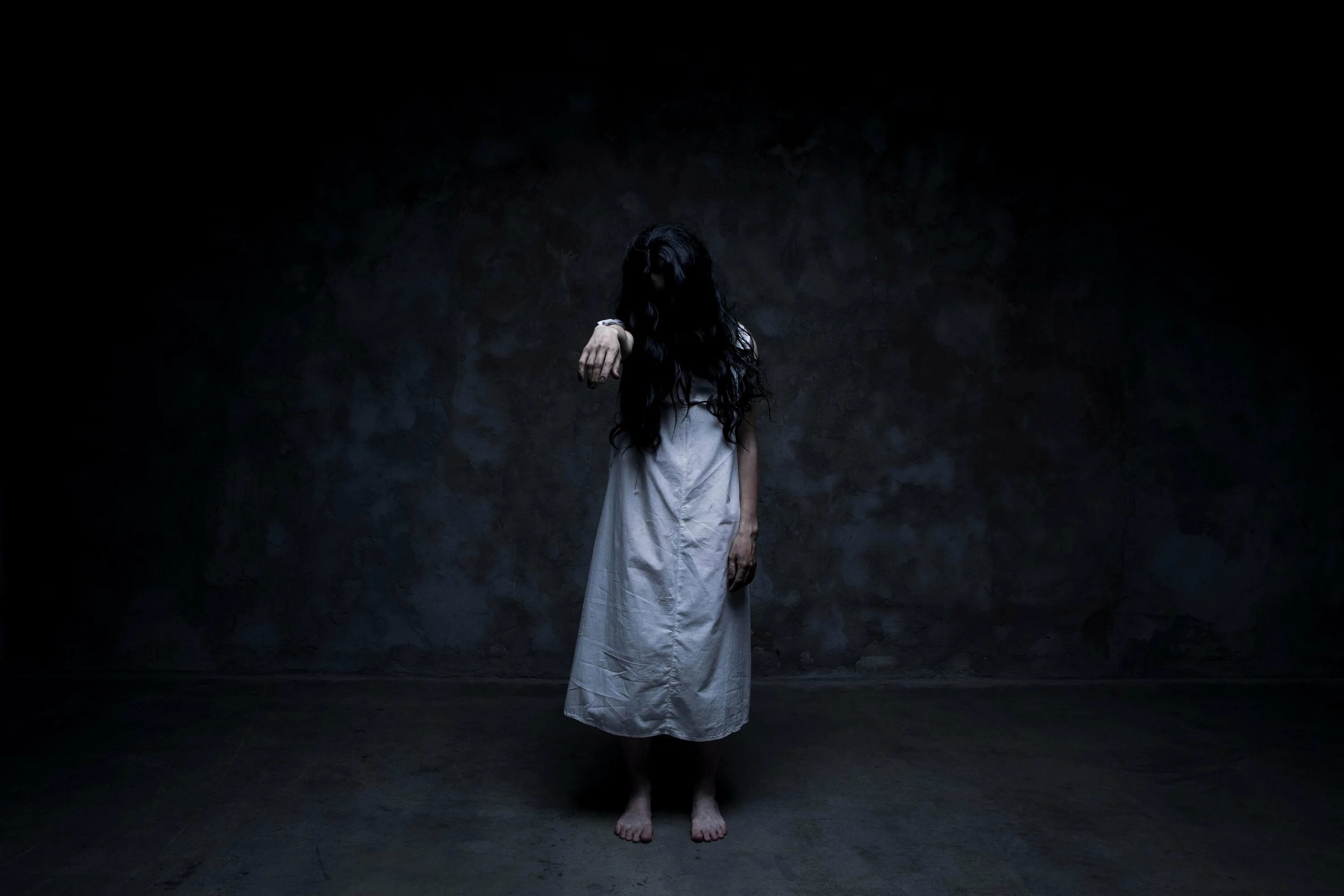 Scary ladies. Scary ladies. Страшная психиатрическая больница с призраками. Фотосессия в заброшенном доме. Девушка привидение.