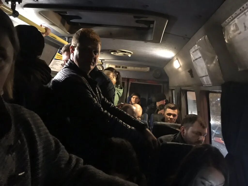 Автобус темноты. Люди в автобусе ночью. автобус ночью. автобус внутри ночью с людьми. салон маршрутки.