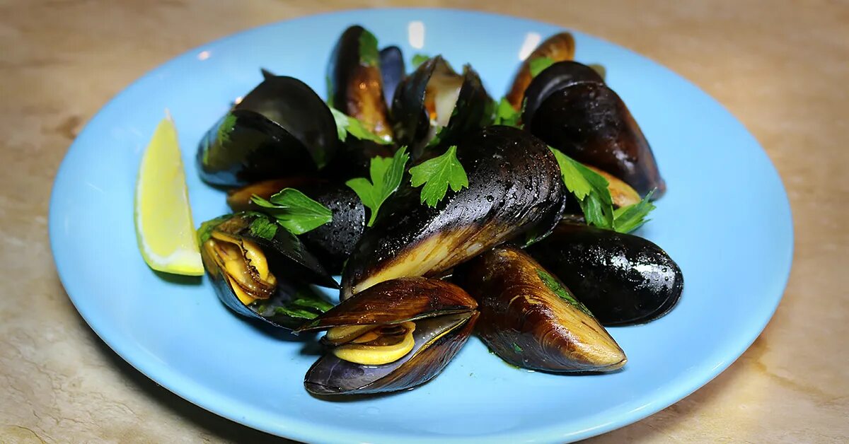 Мидии с чесноком на сковороде. Жаркое с мидиями. Мидии жареные с чесноком. Pesto мидии. Жареные мидии.