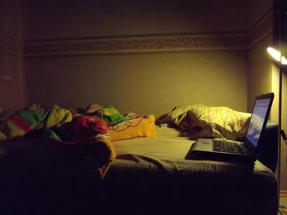 темная уютная комната с кроватью. плохое освещение в комнате. подросток спит. комната ночью. а 4 дома сплю.