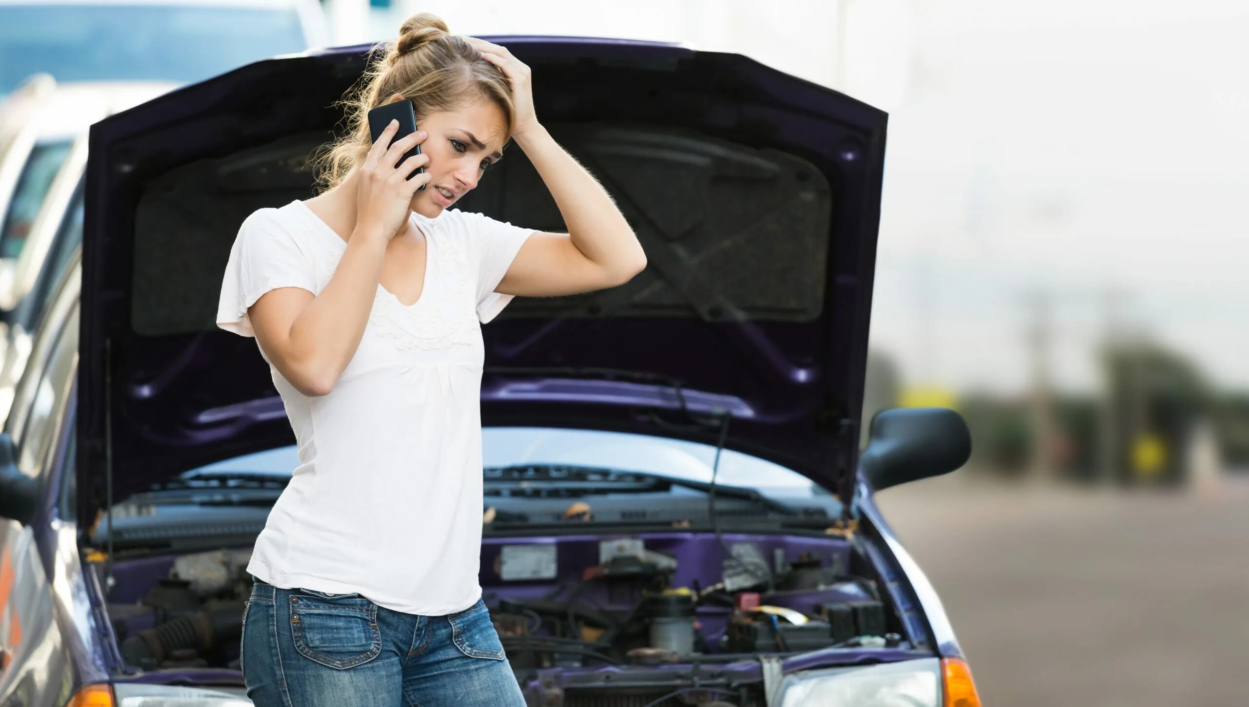 My car broken down. Машина сломалась. У женщины сломалась машина. Девушка у разбитой машины. Сломалась машина на дороге.