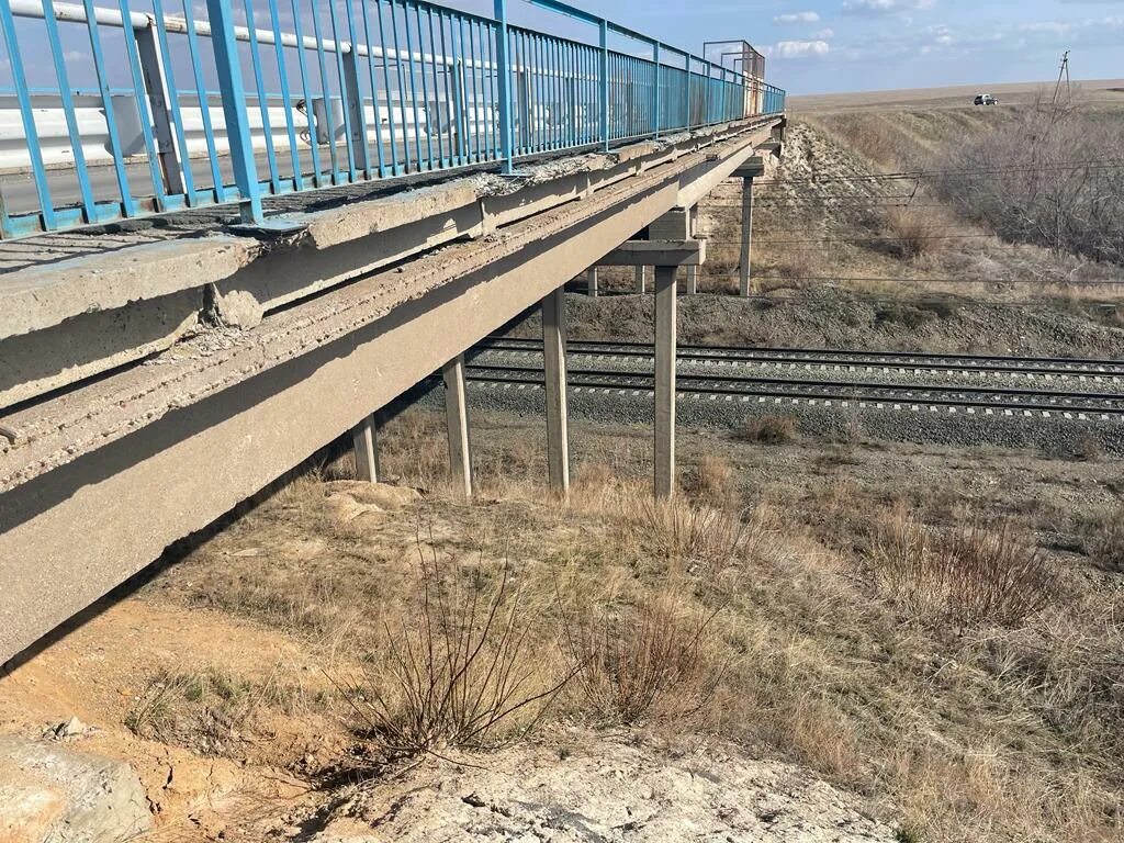 Ремонт мостов на автомобильных дорогах. Станция Губерля. Автомобильный мост. Мост через Урал Оренбург. Мост через ЖД пути.