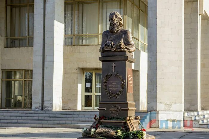 Луганский государственный медицинский университет. ЛГМУ святителя Луки. Ворошиловградский медицинский институт. Памятник-бюст на территории аграрного университета. Святой луки колледж