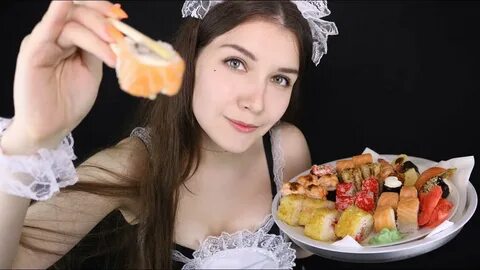Девушка ест видео