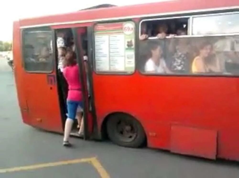 Лезет в автобусе