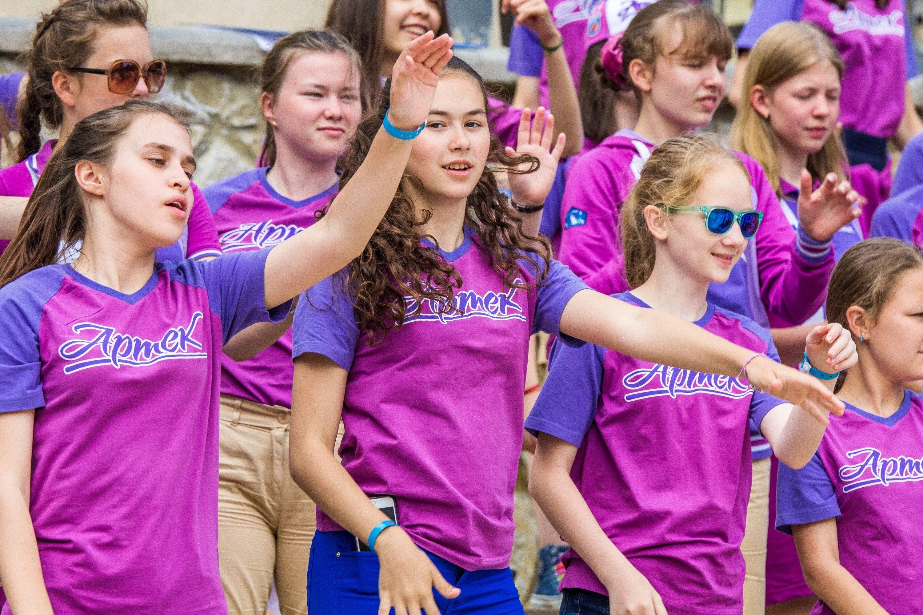 Кепка артек янтарный. Артек хрустальный форма. Форма лагеря хрустальный артек. Мдц артек лагерь полевой. Лагерь солнечный в мдц артек.