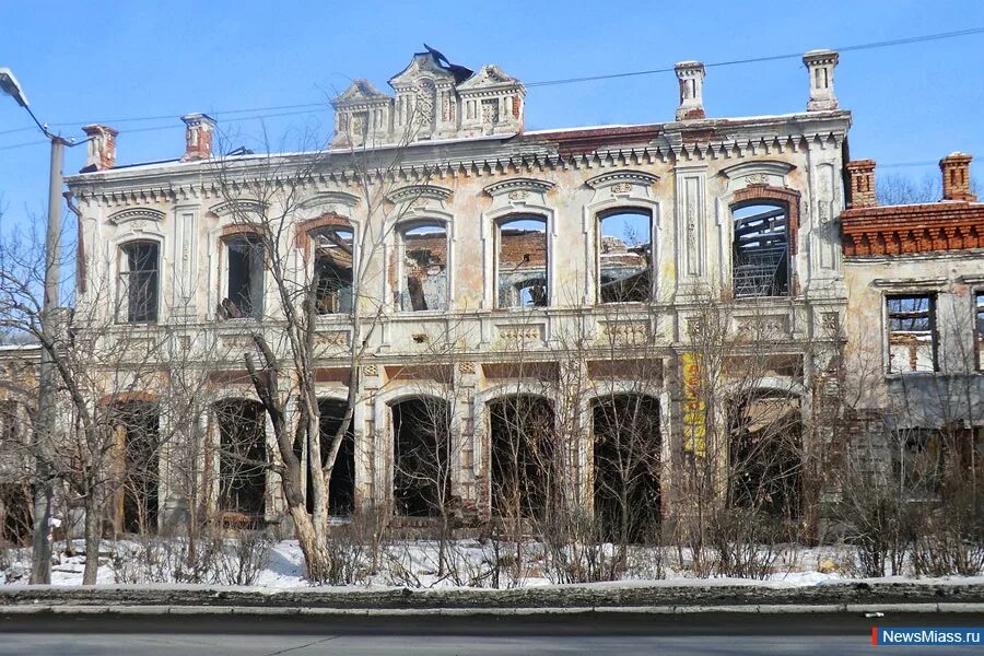 Дом в миассе челябинская область. Дом купца смирнногл Миасс. Челябинская область Миасс Пролетарская улица 5 дом купца Смирнова. Усадьба купца Смирнова Миасс. Города Миасс дом купца Смирнова.