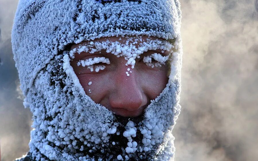 Человек в инее. Иней на лице. Человек мерзнет. Мороз. Стоят сильные морозы.