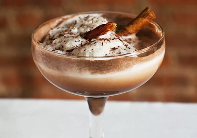 Chocolate cocktails. Chocolate cocktails. Коктейль шоколадный милкшейк. Мартини с шоколадом. Шоколадный мартини коктейль.