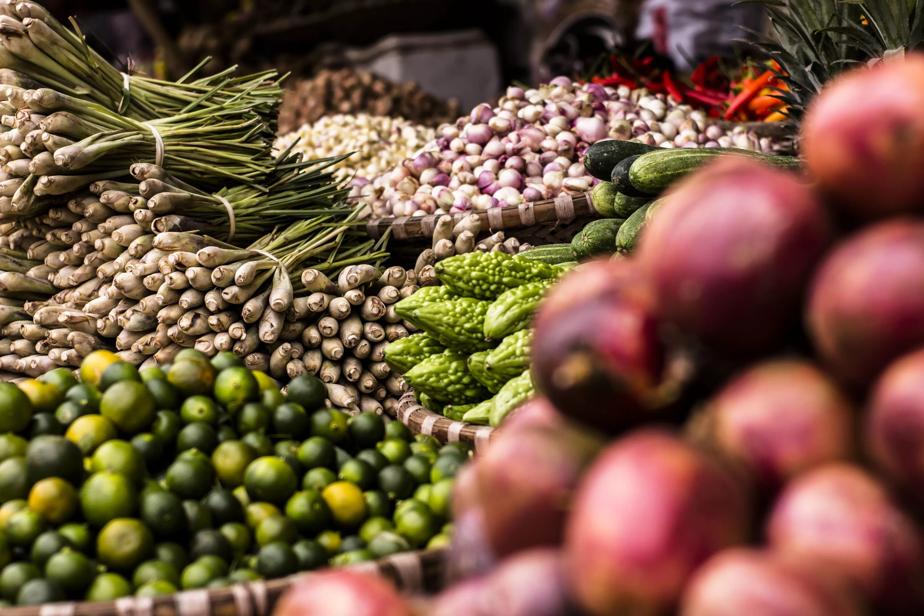 Рынок свежих овощей. Урожай фруктов. Овощи и фрукты на рынке. Рынок урожай. Рынок фото.
