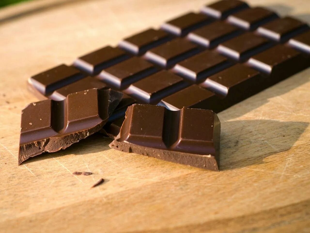 Плитка шоколада. Обыкновенный шоколад. Шоколадная плитка. Плиточный шоколад.
