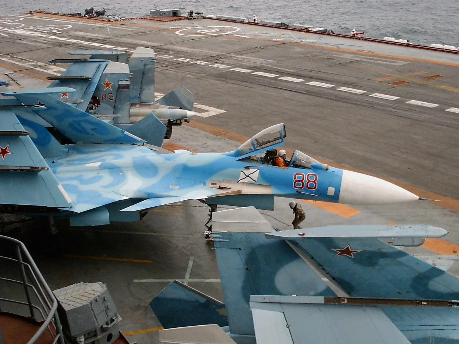Су-33 палубный истребитель. Су-33 вмф. Корабельный истребитель су-33. Самолёт су-33куб. Су-33 палубный.