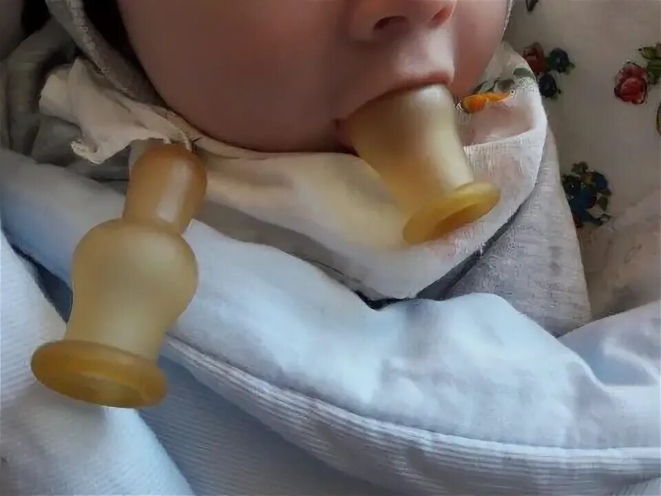 Как приучить к пустышке грудничка. Пустышка в руке. Приучить к соске младенца. Ребенок не берет пусты. Пустышка в штанишках.