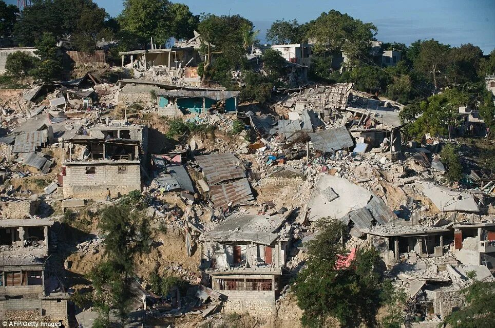 Землетрясения 7. Землетрясение в порт-о-Пренс Гаити 2010 год. Землетрясение порт о Пренс. Землетрясение на Гаити 2010 фото. Гаити 2010 землетрясение число жертв.