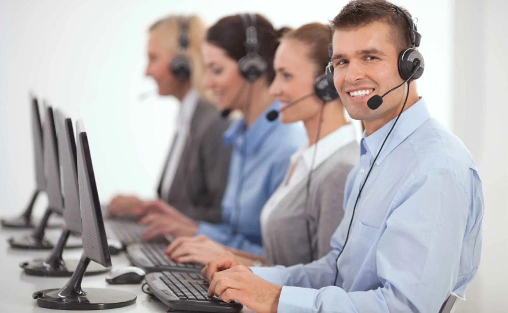 Диспетчер аэропорта. Оператор независимая. Оператор колл центра. Девушка колл центр. Девушка колл центр.