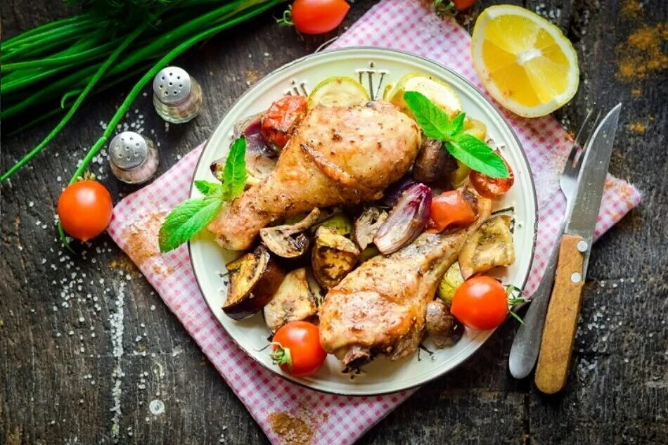 Блюда из курицы и овощей. Курица с овощами. Красивые блюда. Блюдо с курицей и овощами. Блюда из птицы с овощами.
