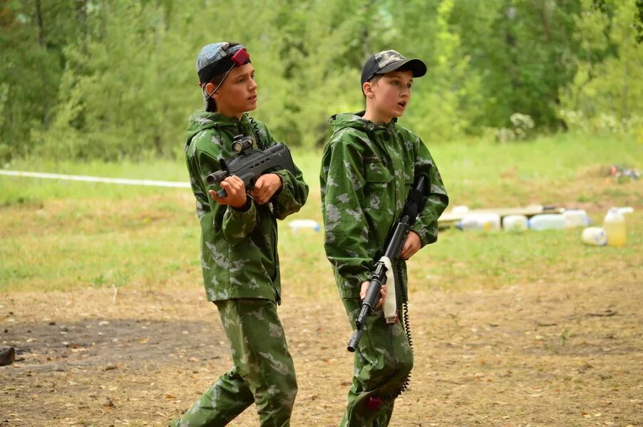 14 летний военный. Военно-спортивный лагерь для подростков. Военный летний лагерь для мальчиков. Патриотический лагерь. Спортивный лагерь для мальчиков.