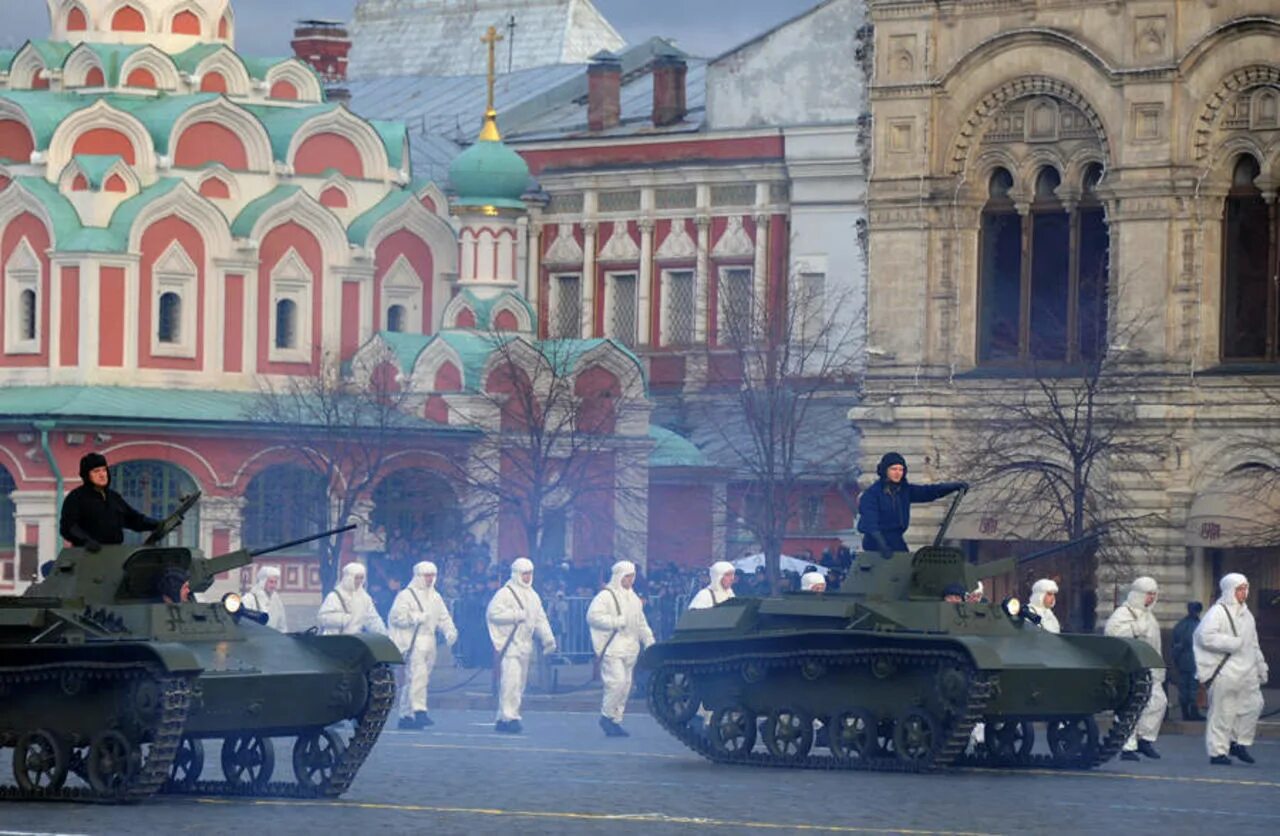 10 лет параду. Парад на красной площади 7 ноября 1941 года. Марш на красной площади. Техника на параде 7 ноября 1941. Косплей парада 1941.