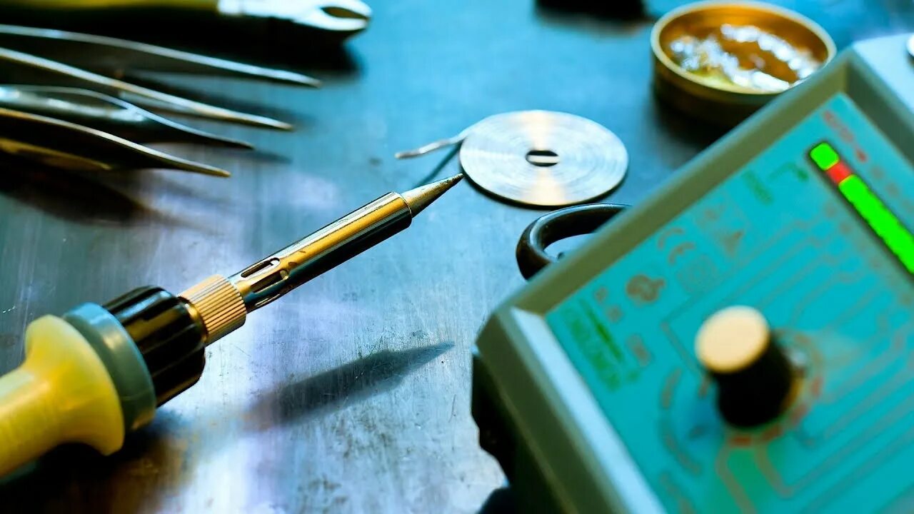 Как работает паяльник. Провода для пайки микросхем. электроника паяльник. технология пайки. раскаленный паяльник.