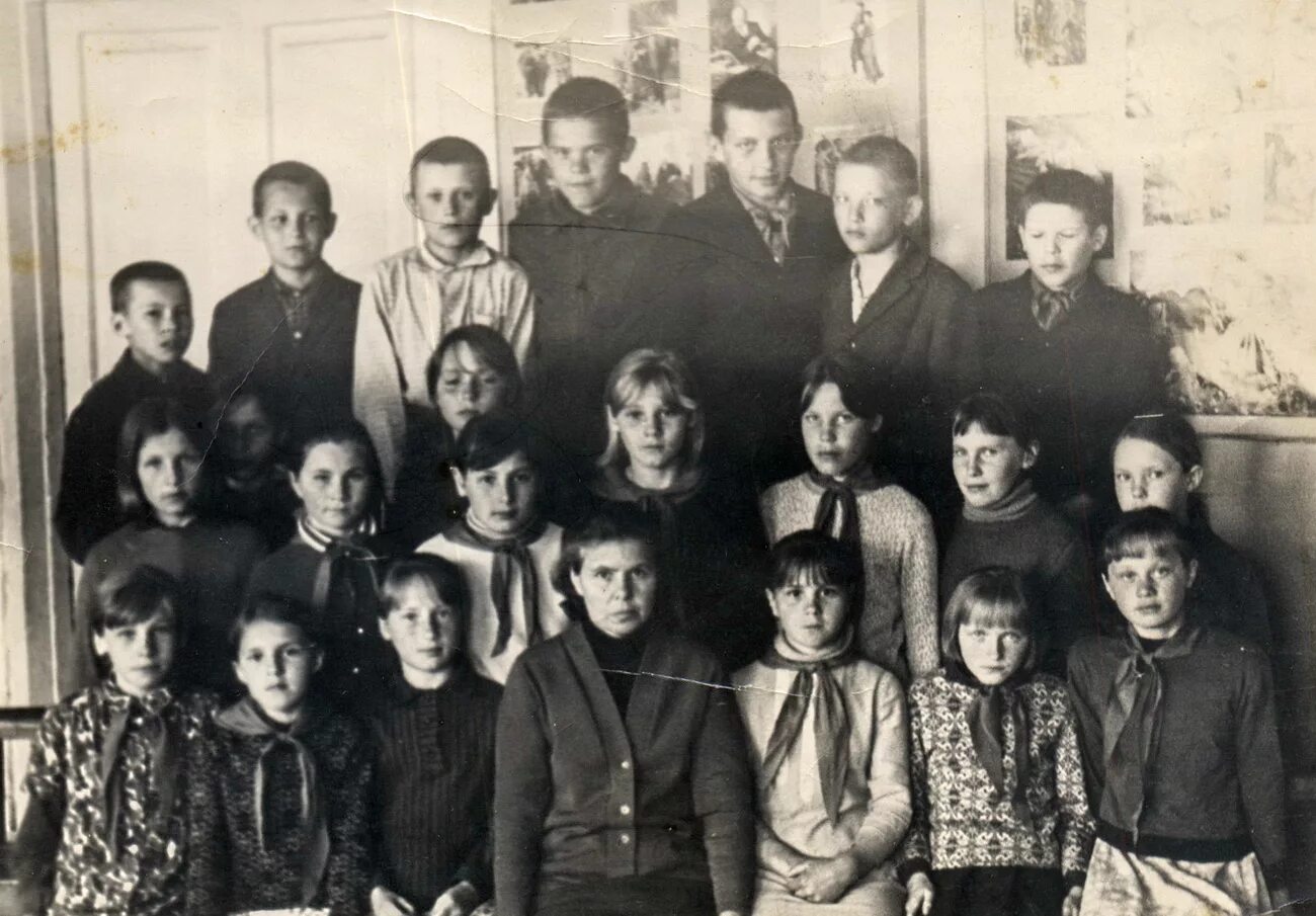 Школа в 1971 году. 1967 Год восьмилетняя школа. Дерево восьмилетней школы. Алексеевская восьмилетняя школа. Школьные фотографии 1976 года.