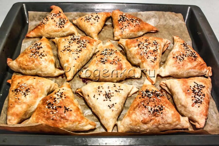 Самса в духовке при какой температуре. Самса с тыквой. самса с тыквой и мясом. самса с тыквой из слоеного теста. самса с тыквой в духовке.