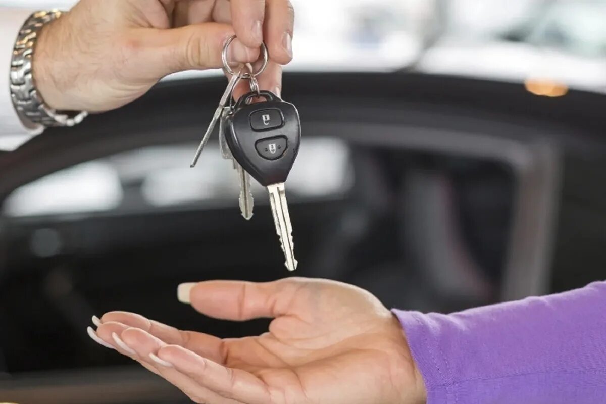 Мужчина дарит ключи от машины. Продать машину родственнику. Авто с хозяином. Сделка автомобиль. Продать машину родственнику.