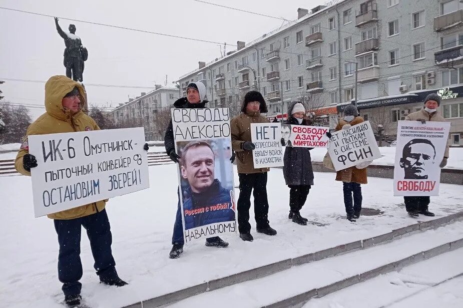 Митинг против России в Казахстане. Ввод войск в Казахстан 2022. Киров против. Одинокий пикет против войны. Выступающие против свободы