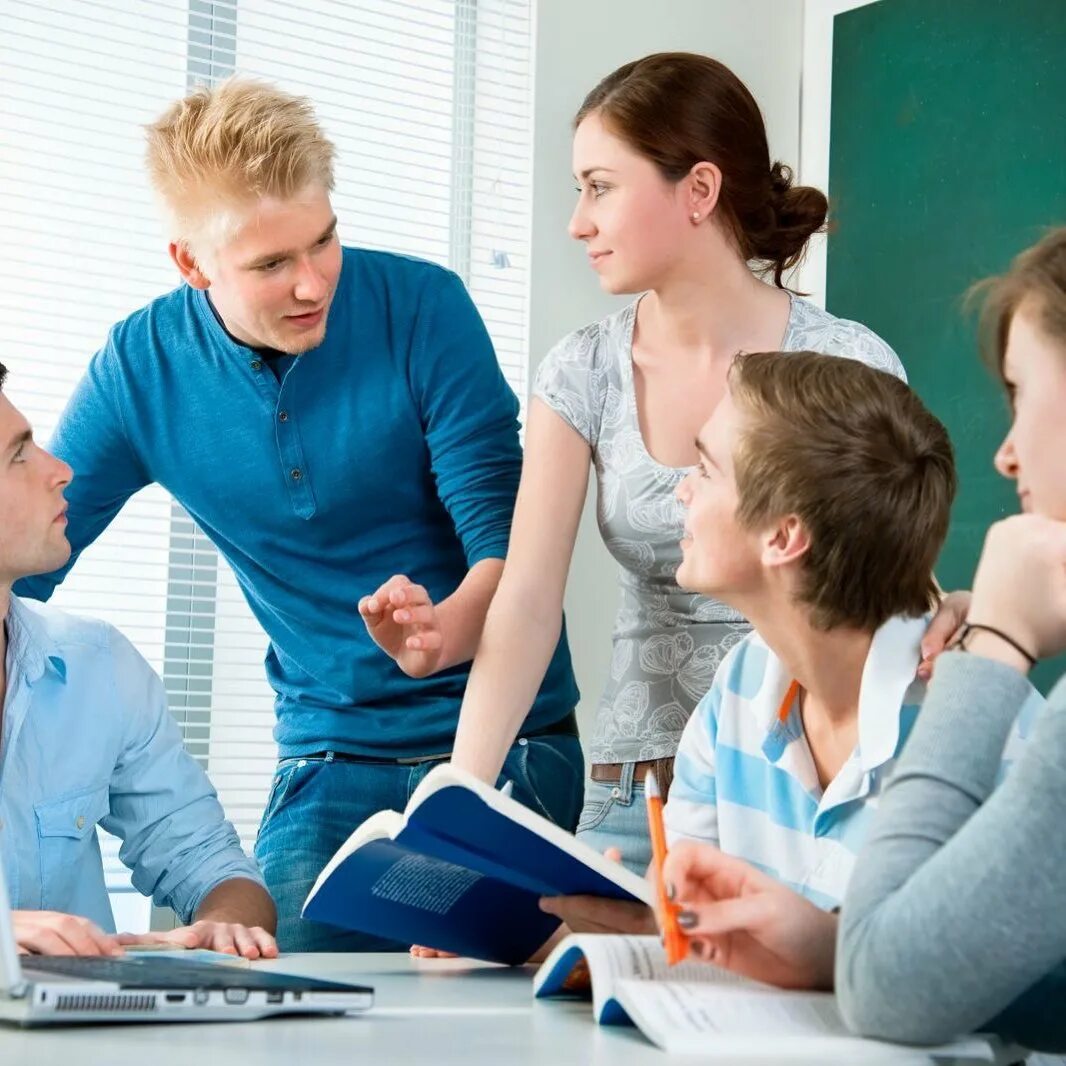 Прошедших обучение. Сертификат об образовании. Количество персонала прошедшее повышения квалификации. Сертификат дистанционно. Студент за партой.