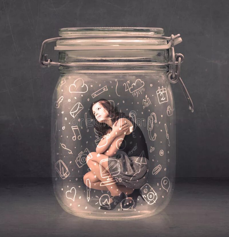 Девушка в стеклянном ящике. Раздетая девушка в стеклянном ящике. Девушка стоит в стеклянной банке. Девушка в стеклянном ящике. Девушка села на стекло.