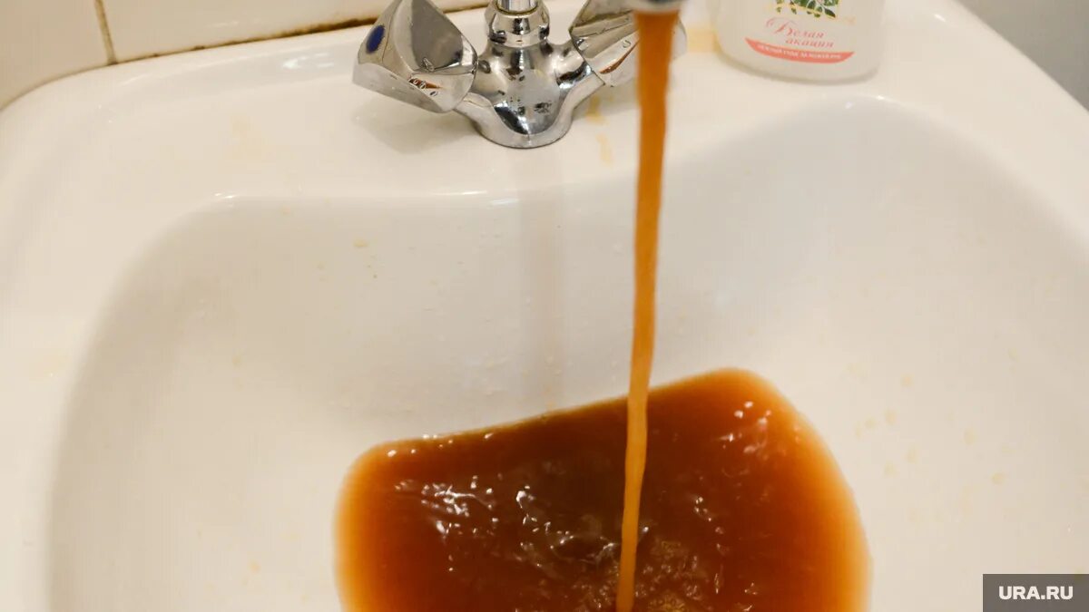 Плохая вода. Желтая вода из под крана. Ржавая вода. Ржавая вода из крана. Ржавая вода.