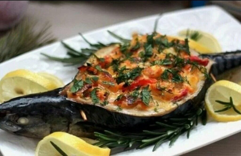 скумбрия печеная. скумбрия на новый год рецепты. скумбрия на новый год рецепты. скумбрия в духовке с овощами и картофелем. скумбрия в духовке.