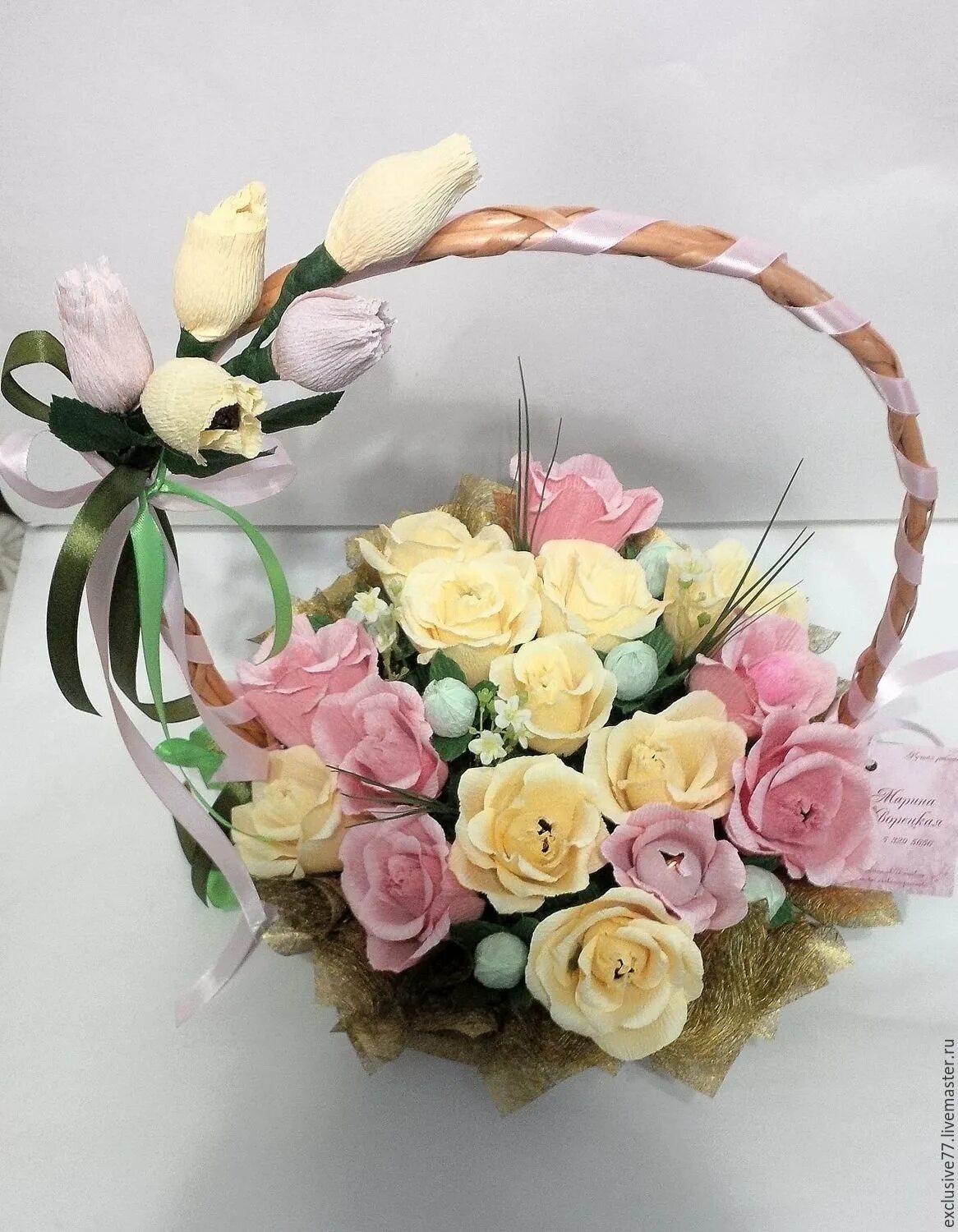 Корзина с цветами. Букет с конфетами и цветами. Композиции из цветов и конфет. Букеты и композиции из конфет. Композиции из цветов и конфет.